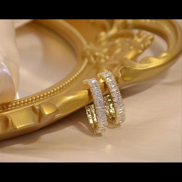 🌸Host Pick🌸 14 K Gold Plated Round Diamond Earrings - Picture 2 of 6